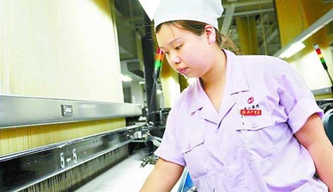 20岁前凭接线头脱颖而出，如今她成为&ldquo;纺织女状元&rdquo;