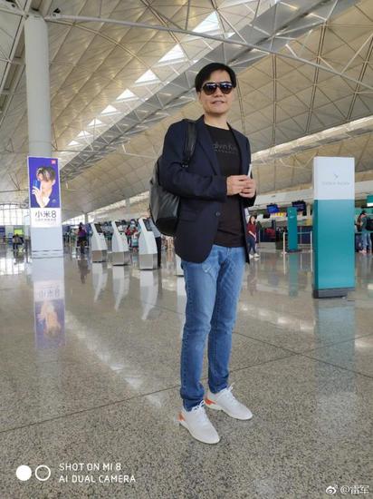 小米上市第二日股价大涨13% 雷军:这两天像一场梦