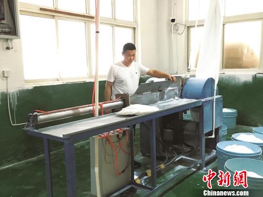 塑料王&rdquo;走上再生路 浙江德清工人获10本专利证书