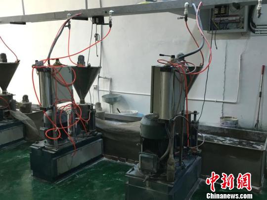 塑料王”走上再生路 浙江德清工人获10本专利证书