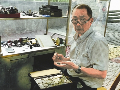 绵阳修表匠在儿子失踪处摆摊30年 只想再见他一面