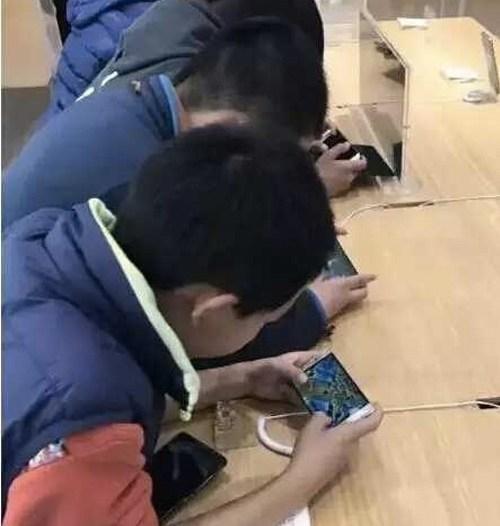 贵州一小学生看直播玩游戏刷掉6万元