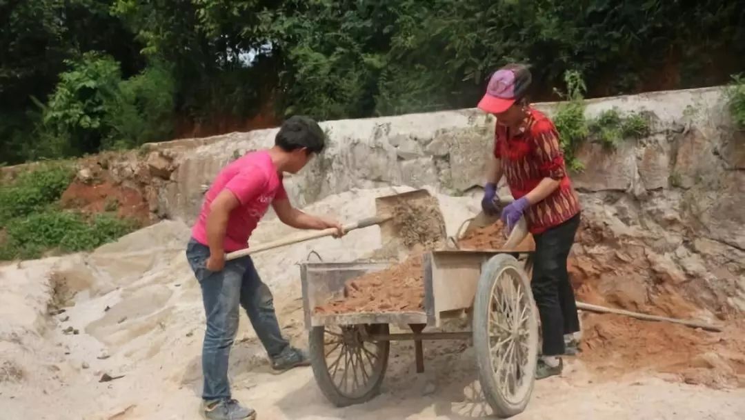 收到北大录取通知书的时候，他正在工地上拌砂浆……