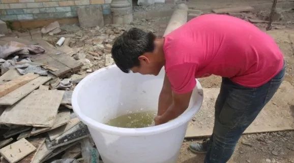 收到北大录取通知书的时候，他正在工地上拌砂浆……