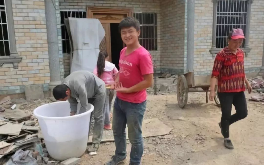 收到北大录取通知书的时候，他正在工地上拌砂浆……