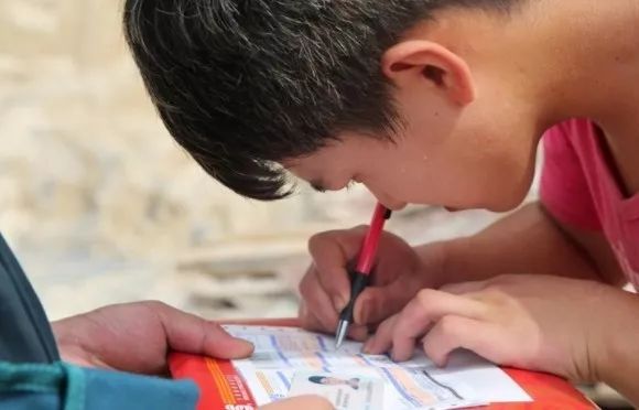 收到北大录取通知书的时候，他正在工地上拌砂浆……