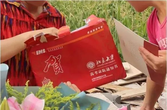 收到北大录取通知书的时候，他正在工地上拌砂浆……