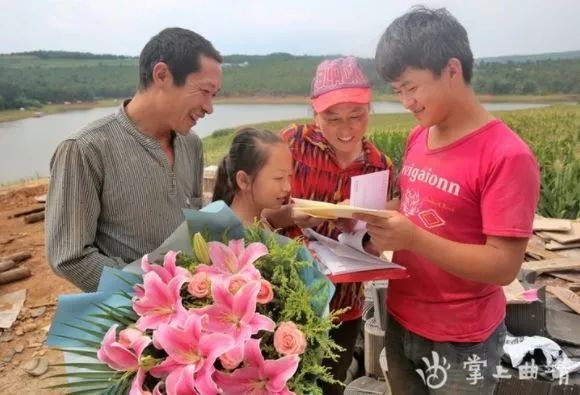 收到北大录取通知书的时候，他正在工地上拌砂浆……