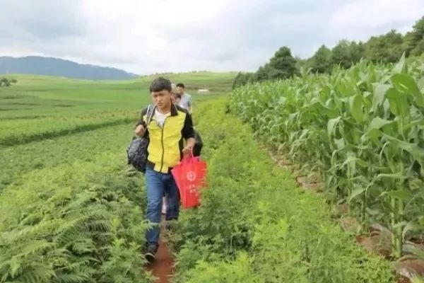 收到北大录取通知书的时候，他正在工地上拌砂浆……