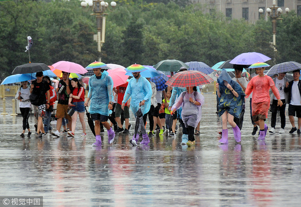 暴雨天也要时髦!连绵雨季里伞才是最好的品位象征