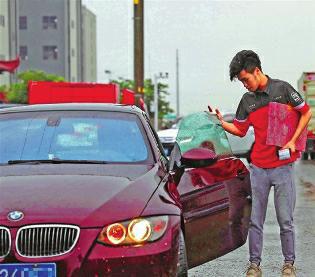 90后海归开宝马送快递 工资刚够付油钱生活费