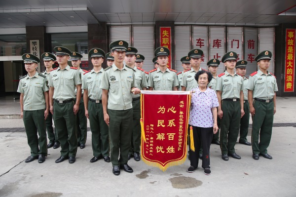 &ldquo;布鞋奶奶&rdquo;为消防官兵送上&ldquo;八一&rdquo;礼物