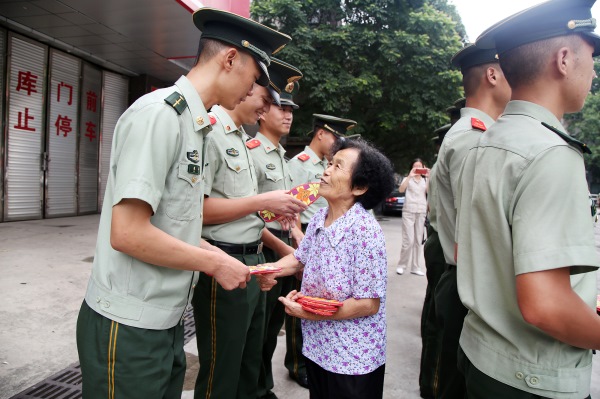 “布鞋奶奶”为消防官兵送上“八一”礼物
