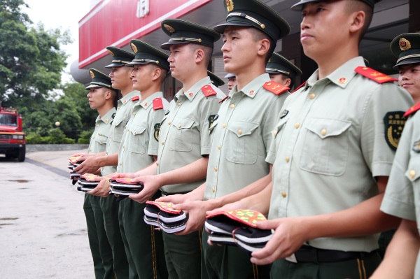 “布鞋奶奶”为消防官兵送上“八一”礼物