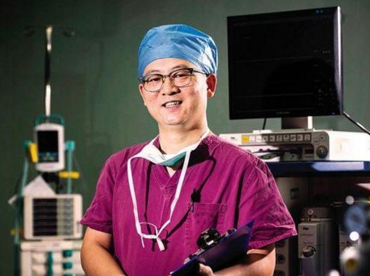 &ldquo;跪下的是身体,撑起的是生命&rdquo; 他敬业精神获医院内外点赞