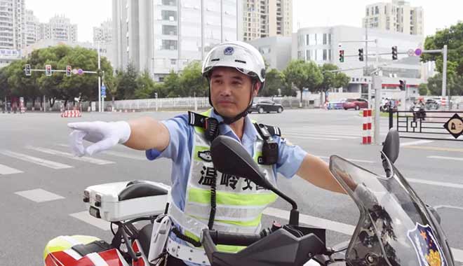 这座城市有个会修飞机的交警