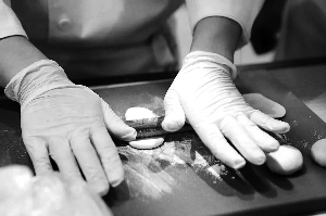 月饼抢“鲜”上市 今年流行现烤