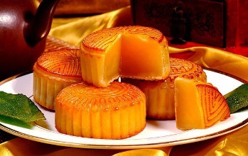 月饼抢&ldquo;鲜&rdquo;上市 今年流行现烤