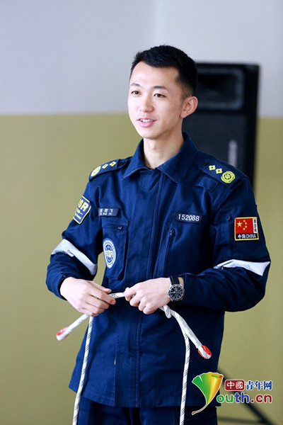 於若飞：在生死边缘召唤生命奇迹的“蓝衣战士”