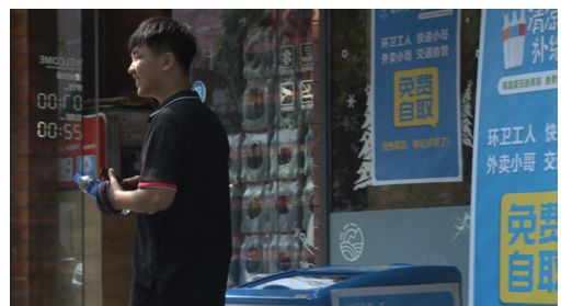 北京街头“空降”冰箱,免费饮料你拿几瓶?