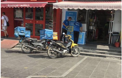 北京街头“空降”冰箱,免费饮料你拿几瓶?