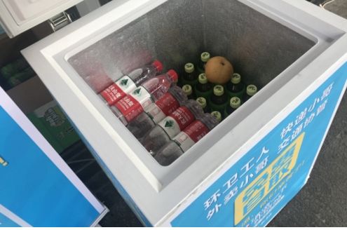 北京街头“空降”冰箱,免费饮料你拿几瓶?