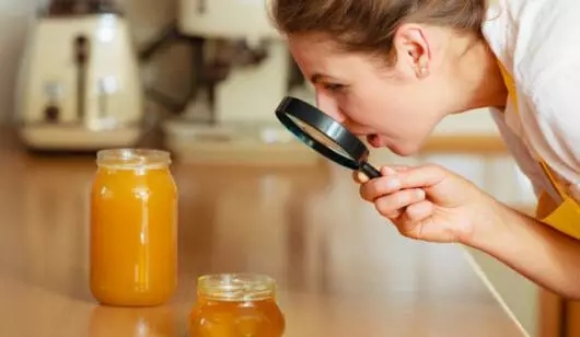 喝了多年的蜂蜜竟然是假的?养蜂人爆料蜂蜜掺假方法|食安热点