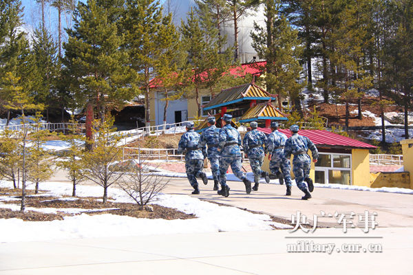 【网络媒体国防行】空军漠河雷达站：让天线在林海雪原旋转