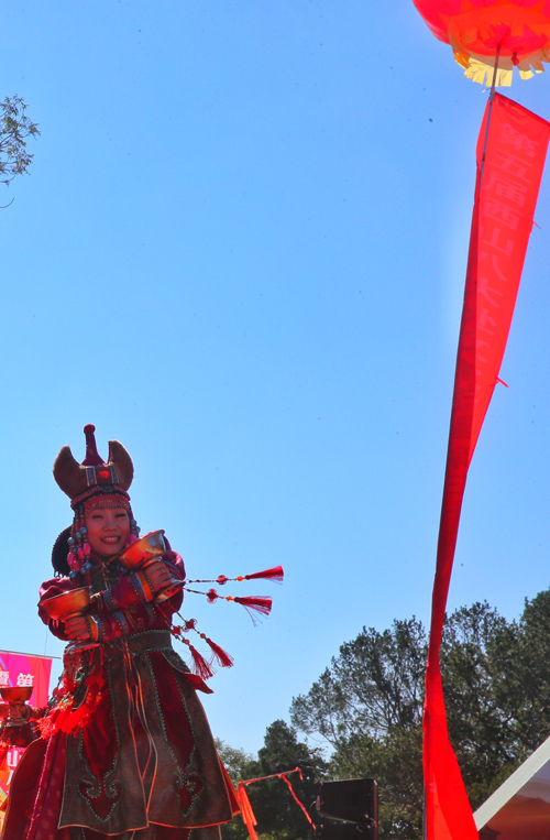 中国日报10月3日电  秋天的西山天高云淡，美丽的八大处菊蕊飘香，在中秋节、国庆节、重阳节纷纷来临之际，第5届西山八大处文化节暨第31届八大处重阳游山会也如约而至，一台台令人耳目一新的特色旅游文化活动10月1日至7日在八大公园内陆续登场。  西山八大处文化节已成功举办四届，今年迎来第五个美好金秋。作为西山八大处文化节核心文化内容的“八大处重阳游山会”是北京重阳敬老品牌旅游文化活动，在欢度祖国69周年华诞的喜庆节日里，将浓墨重彩，焕发老品牌的青春活力，彰显中国传统文化的永恒魅力。点燃京西人民爱国热情，照亮京西发展道路，展现京西人民对美好生活的向往，推动城市复兴新地标建设的历史车轮。