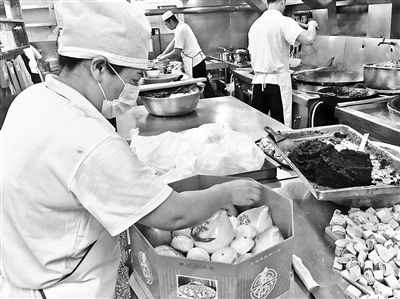 重阳节将至 老字号节令糕点全面热销