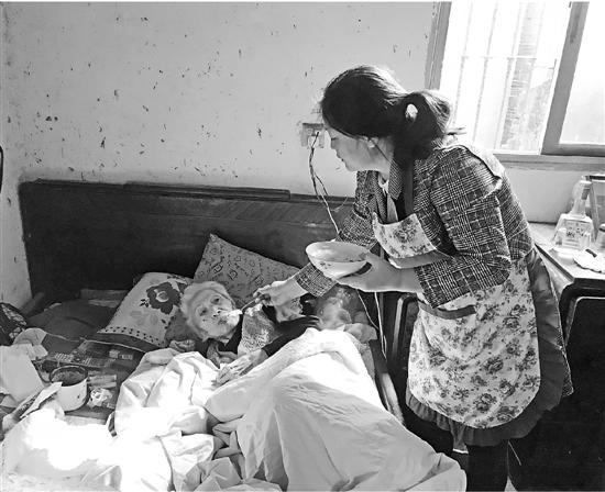 只因20年前一句口头承诺 女子照料孤身老太18年