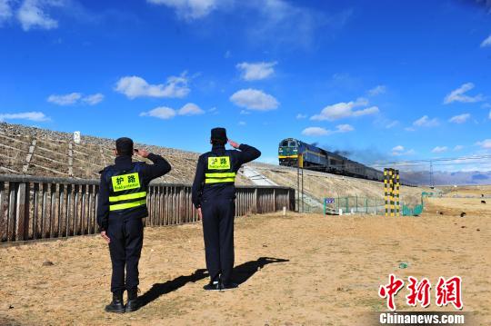 最美“天路”守护者：走进青藏铁路护路队当曲卡大队