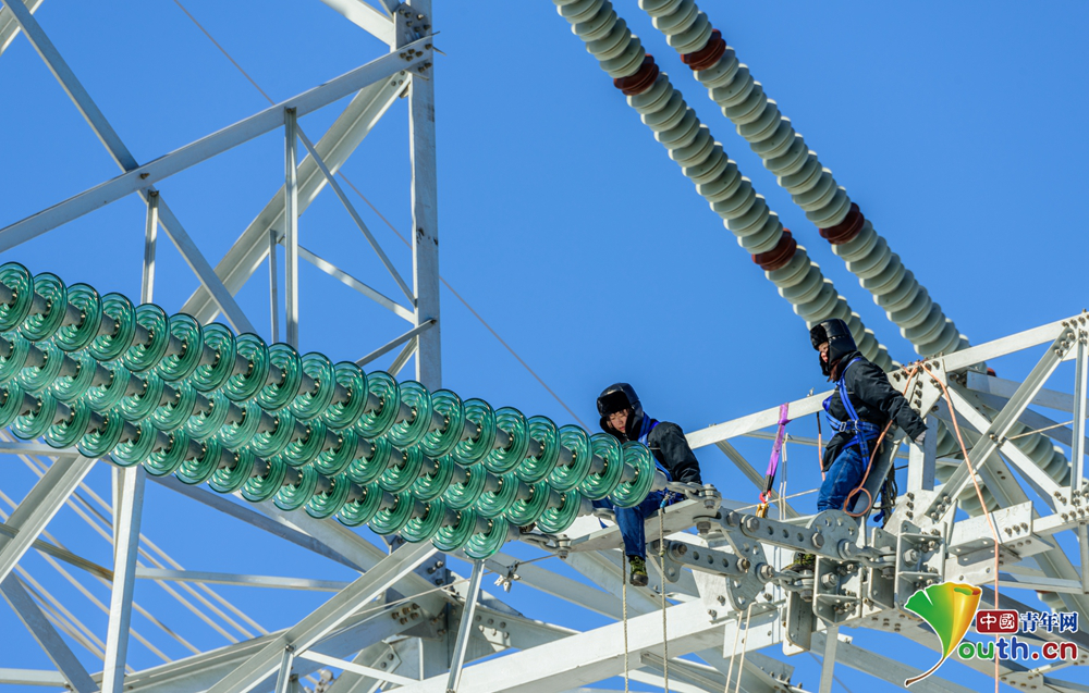 “90后”女工特高压电线上“跳芭蕾”　——记我国首个女子特高压输电班