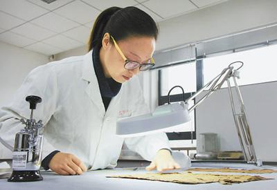 国宝级文物修复师：让千年织物重现往昔光华