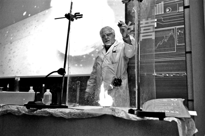 洋教授直播化学实验走红 单条视频最高点击超1500万