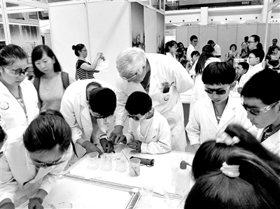 洋教授直播化学实验走红 单条视频最高点击超1500万