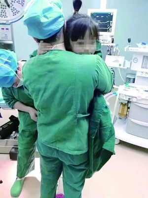 “孩子别怕，我在呢!” 医生妈妈把麻醉小患者抱在怀中