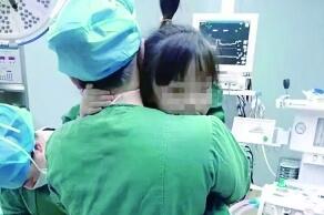 &ldquo;孩子别怕，我在呢!&rdquo; 医生妈妈把麻醉小患者抱在怀中