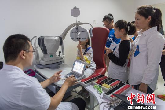 儿童近视治疗市场乱 花钱真的能让孩子摘下眼镜吗?