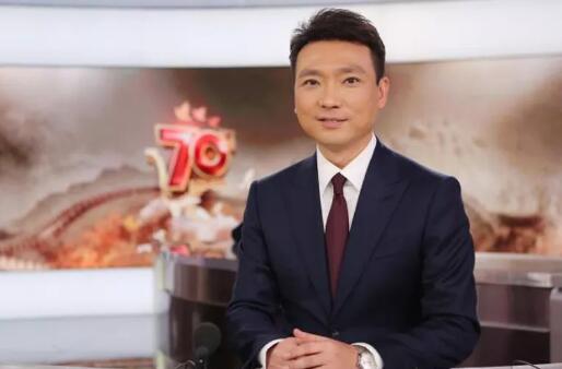 穿棉裤戴假发贴耳机 揭秘央视主播镜头后"小秘密"