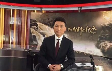 穿棉裤戴假发贴耳机 揭秘央视主播镜头后