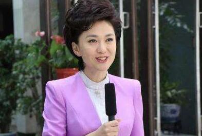 穿棉裤戴假发贴耳机 揭秘央视主播镜头后