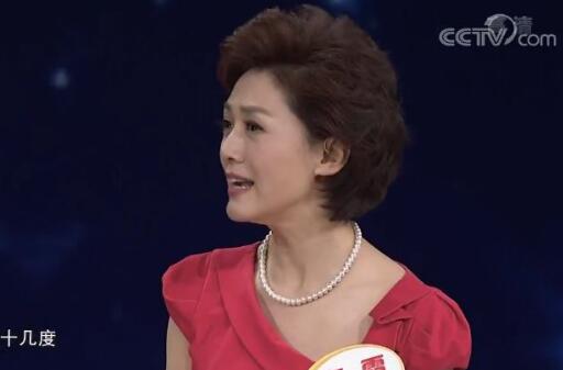 穿棉裤戴假发贴耳机 揭秘央视主播镜头后