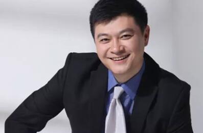 穿棉裤戴假发贴耳机 揭秘央视主播镜头后