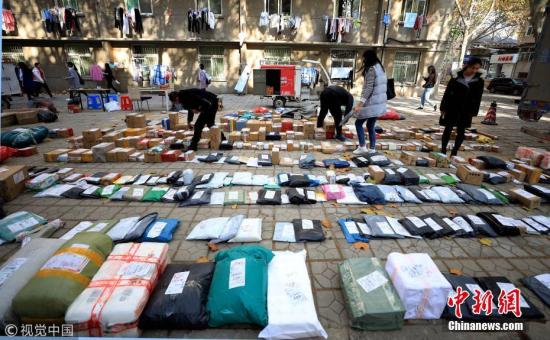 快递员生存现状：时间都是按秒计 收入低无保障