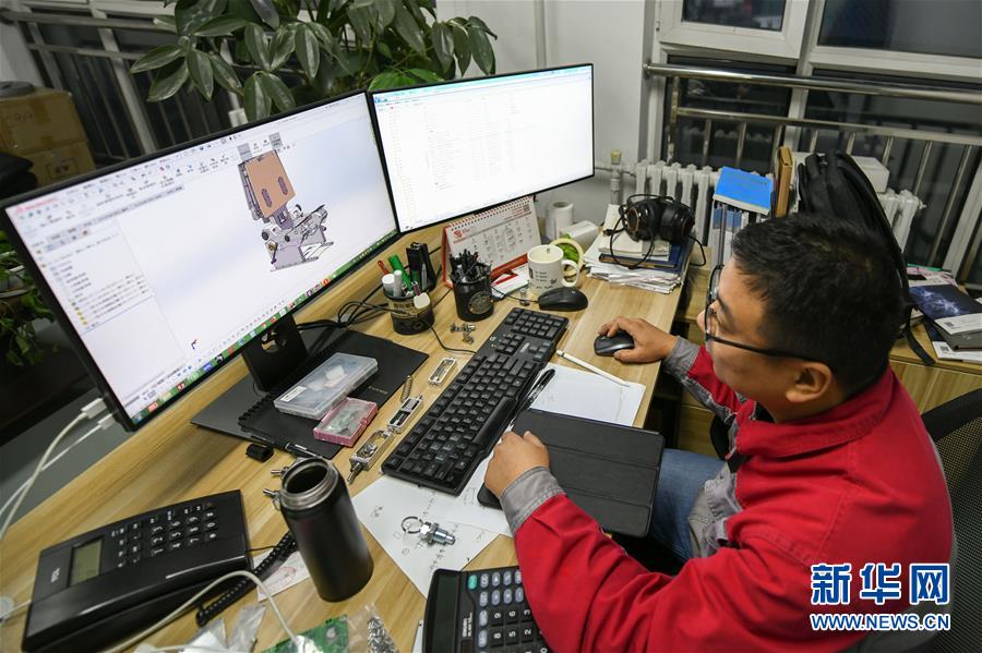 中国“莱特兄弟”：模拟飞行台上的“飞行家”