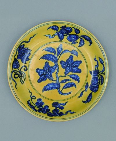 明弘治御窑黄地青花花果纹盘赏析