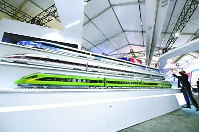 &ldquo;复兴号&rdquo;新型动车组亮相