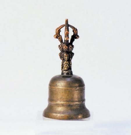 清代铜雕金刚铃：外形似钟 装饰繁复花纹