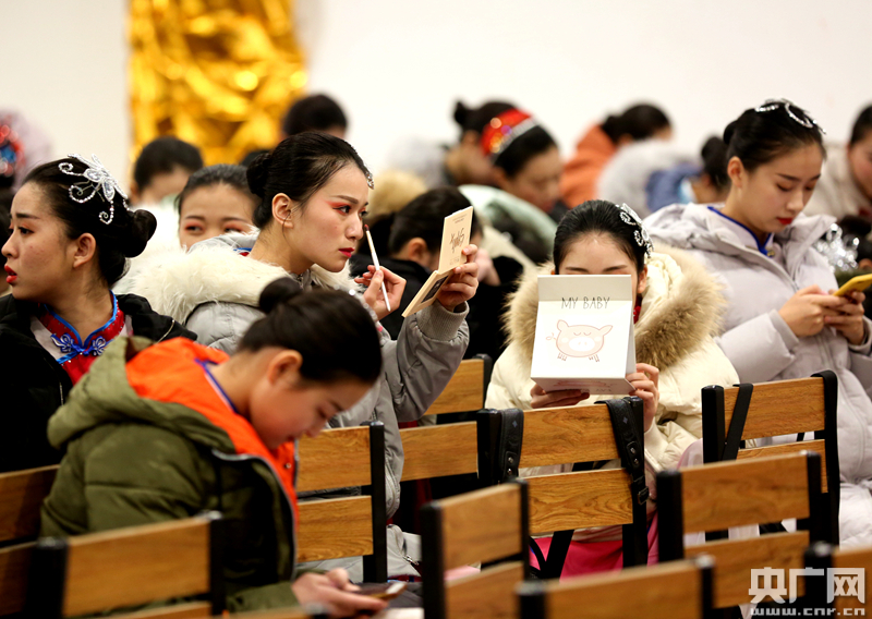 镜头|00后&ldquo;准空姐&rdquo;的十八般武艺